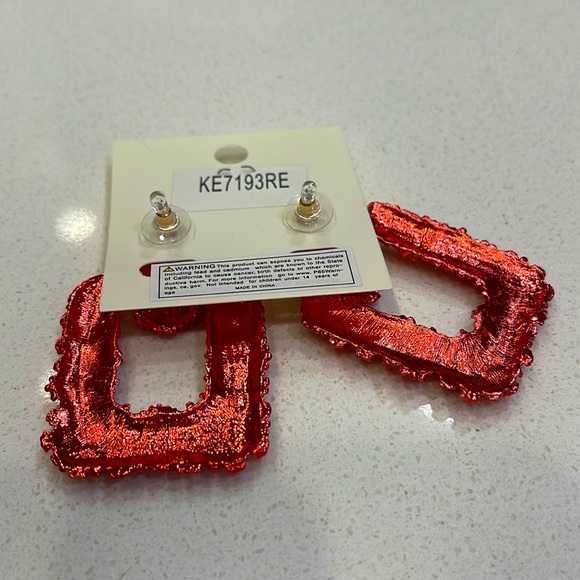 NWT Candy Cane Red Texture Drop Rectangle Stud Door Knocker Earrings - Picture 3 of 4
